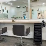 interior peluquería con butacas y mostrador